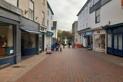 Confusão medieval em Bury St Edmunds: Jogo no celular e tour a pé
