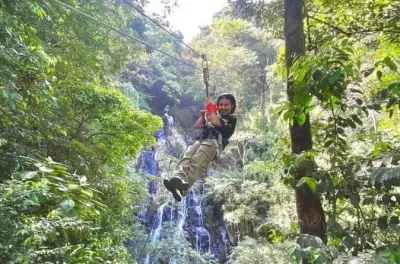 Ziplining in Chorro El Macho: Six lines through forest
