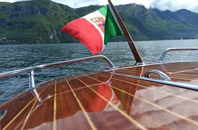 Barca privata vintage sul lago di Como con sosta a Villa Balbianello