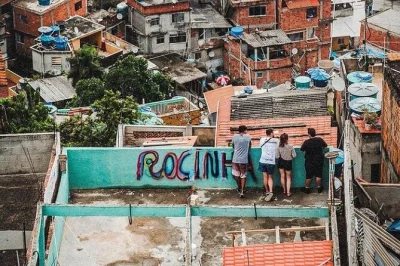 Descubre la favela rocinha con un guía local. sube en moto, disfruta vistas increíbles, prueba comida casera y vive la auténtica cultura de río.