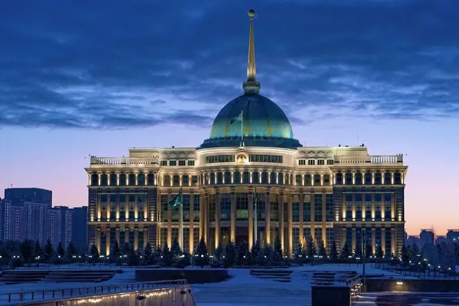 Tour noturno em Astana: Luzes e arquitetura moderna