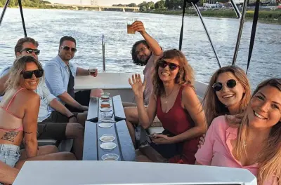 Balade privée de 2 h en bateau sur la Vistule à Varsovie pour 9
