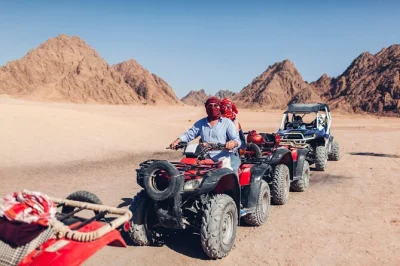 Explore o deserto do sinai em um passeio de quadriciclo e camelo saindo de sharm el sheikh, com jantar beduíno, shows ao vivo e transporte incluso.