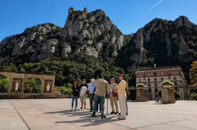 Siente la esencia de cataluña en esta excursión en grupo pequeño desde barcelona: recorre el monasterio de montserrat, descubre el casco antiguo de girona y respira la brisa del mar en la costa bra