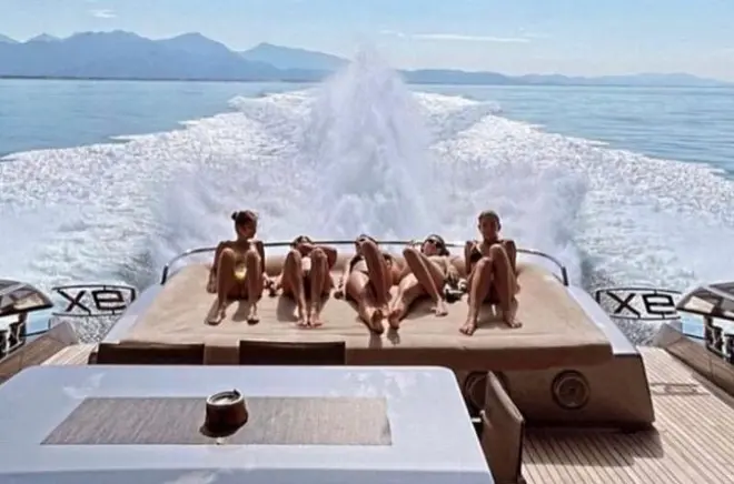 Itinerário VIP em Mykonos: Iate privado e mesas exclusivas