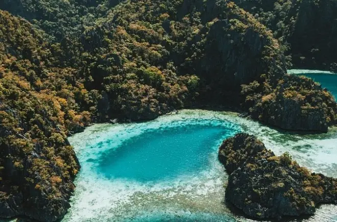 Coron Pukaway Cave e Twin Lagoon tour privato in barca con pranzo