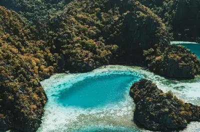 Coron Pukaway-Höhle & Twin Lagoon private Bootstour mit Mittagessen