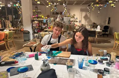 À Brisbane, créez dessous de verre et planches en résine artistique