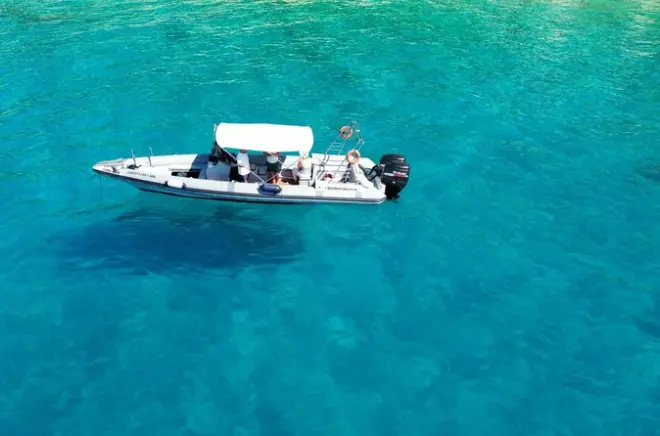 Excursion en bateau à Himarë : 11 arrêts côtiers avec baignades