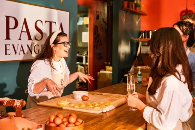 Vive el ambiente del west end de londres con una clase práctica de pasta, prosecco ilimitado y las historias de chefs italianos. incluye antipasti y tu plato hecho a mano.
