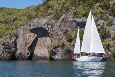 Voile écologique en soirée vers les gravures maories du lac Taupō
