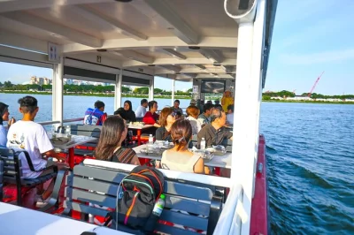 Erlebe den wandel von tag zu nacht bei einer sonnenuntergangs-kreuzfahrt auf dem singapore river mit dinner an bord, spannenden geschichten vom lokalen guide und atemberaubender skyline.