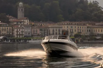 Tour privato in barca sul lago di Como: Tre ville e borghi sul lago