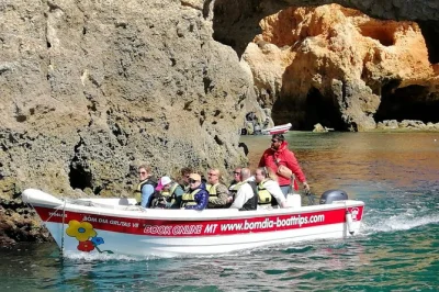 Descubre las cuevas de ponta da piedade en un paseo en barco desde lagos. navega junto a acantilados dorados y grutas escondidas con un guía local amable—todo el equipo incluido.