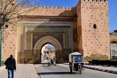 Descubra as ruínas romanas de volubilis, explore a cidade sagrada de moulay idriss e conheça a medina de meknes em um passeio guiado saindo de fez. transporte e dicas locais incluídos.
