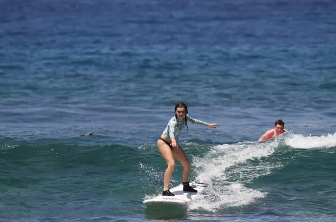 Leçons de surf en groupe à Kona : Apprenez à surfer
