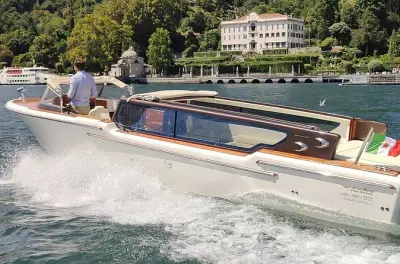 Venetianisches Holzboot auf dem Comer See: Villa del Balbianello