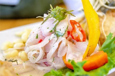 Descubre el distrito de barranco en lima con una excursión gastronómica guiada. degusta 5 platos auténticos peruanos y un postre local con un guía amable del lugar.