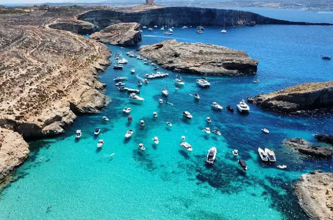 Barco privado em Malta: Blue Lagoon, Comino e cavernas marinhas