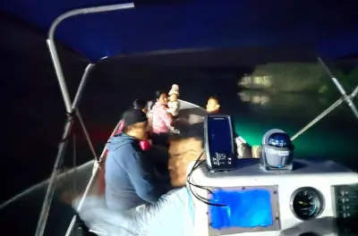 Balade nocturne en paddle dans la lagune bioluminescente à Hopkins