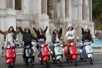 Sinta a energia de roma num tour privado de vespa com pickup no hotel, guia local e paradas no coliseu, janículo e muito mais.
