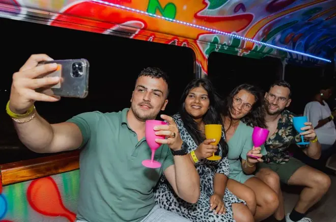 Bus privé pour soirée à Aruba : Vie nocturne à Palm Beach avec DJ