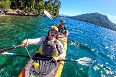 Caiaque no lago Gutiérrez, Bariloche: Lago cercado por montanhas