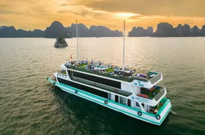 Kayak dans la baie de Ha Long : Grottes calcaires et île de Titop