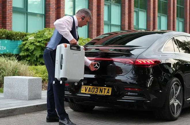Traslado de Chester al aeropuerto de Manchester en Mercedes-Benz EQE