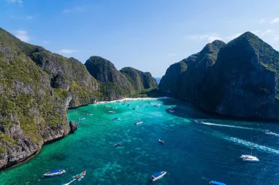 Entdecken sie die phi phi inseln ab phuket mit stopps an maya bay, bamboo island, monkey beach und einem internationalen buffet-mittagessen. buchen sie jetzt ihre tagestour.