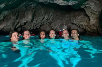 Descubre la costa de dubrovnik nadando en la cueva azul, haciendo snorkel en rincones secretos y relajándote con bebidas a bordo de una lancha rápida para grupos pequeños—incluye equipo y guía l