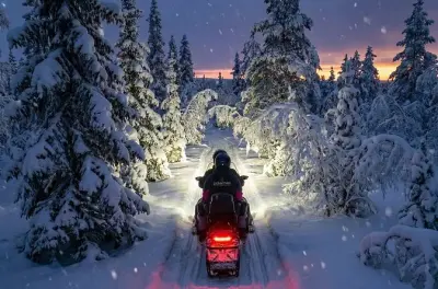 Rovaniemi safari en motoneige nocturne : Chasse aux aurores boréales