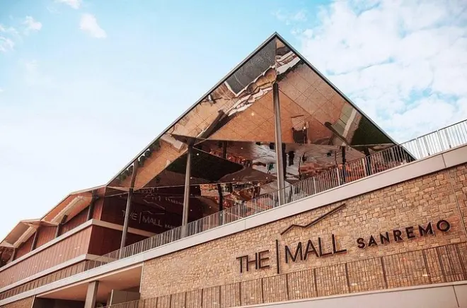 Traslado privado a THE MALL SAN REMO: Compras VIP y bienvenida