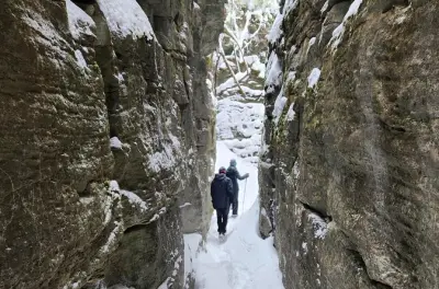 Exploration hivernale des grottes de Nottawasaga Bluffs en raquettes