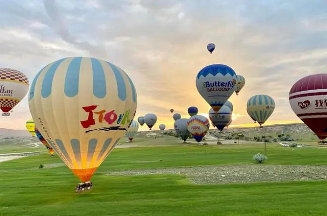 Cappadocia Heißluftballonflug: Sonnenaufgang über den Feenkaminen