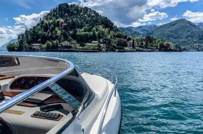 Tour privato in barca sul lago di Como: Ville e borghi, 2 ore