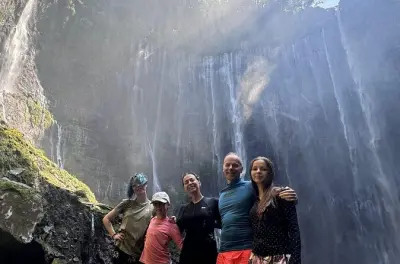 Cachoeira Tumpak Sewu: Guia privado e trilha pela floresta