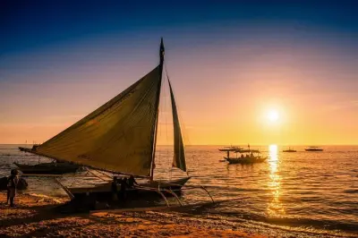 Coucher de soleil à Boracay en paraw, bateau traditionnel en bois