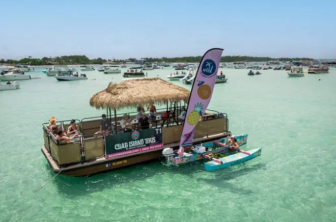 Aluguel de tiki boat: Festa em Crab Island na Costa Esmeralda