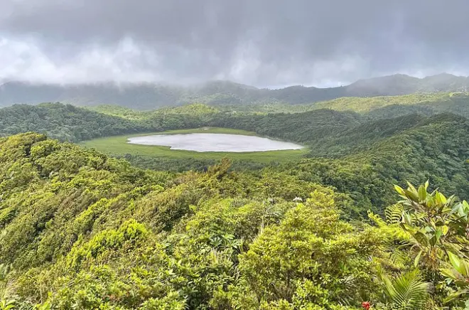 Fort Frederick, lago Grand Etang y cascadas Annandale en una mañana