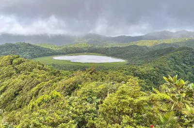 Fort Frederick, lago Grand Etang y cascadas Annandale en una mañana