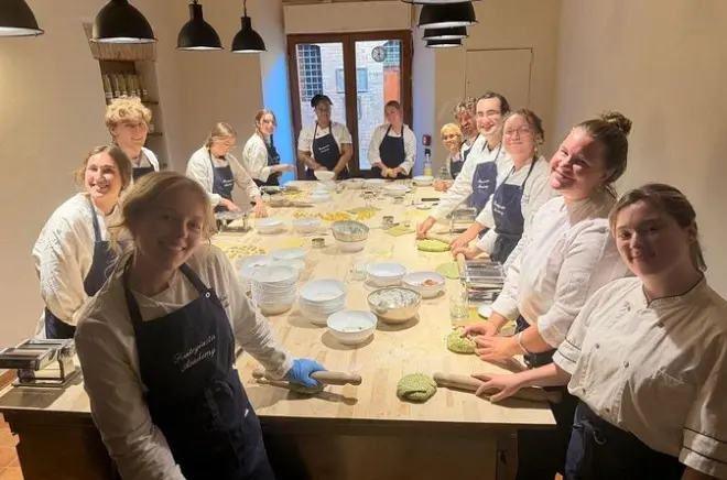 Aula de culinária de massas frescas e molhos em Siena