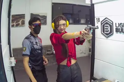Indoor-Schießstand in Pattaya: Pakete mit 3–5 Waffen