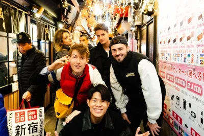 Découvrez la vie nocturne de shinjuku avec un tour guidé entre izakayas et bars à sake. dîner, boissons et point de rendez-vous facile inclus.