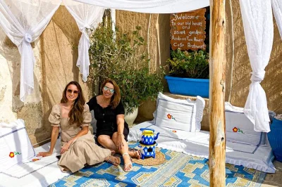 Découvrez les souks animés de la vieille ville de dubaï, traversez la creek en abra et partagez un café arabe à al fahidi avec une guide brésilienne chaleureuse. boissons incluses.