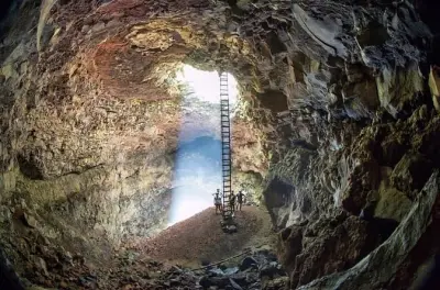 Rappel dans le cratère du volcan Triplets sur l'île Isabela
