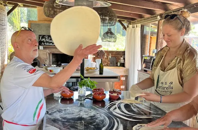 Aula de pizza em San Gimignano: Prepare e coma com um chef