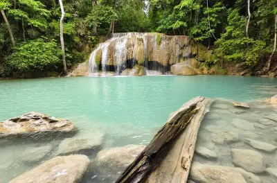 Excursion à Kanchanaburi : Cascade d’Erawan et temples