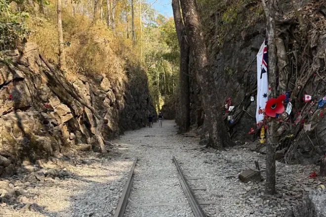 Hellfire Pass e passeio de trem na ferrovia da morte do rio Kwai