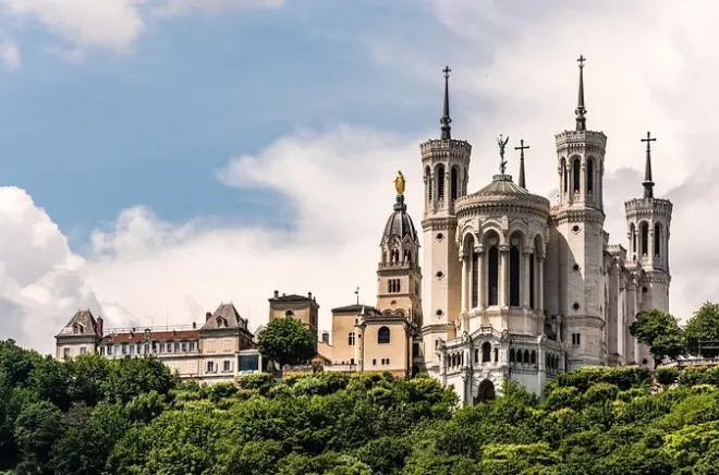 Geneva to Lyon Private Transfer: Annecy Sightseeing Stop